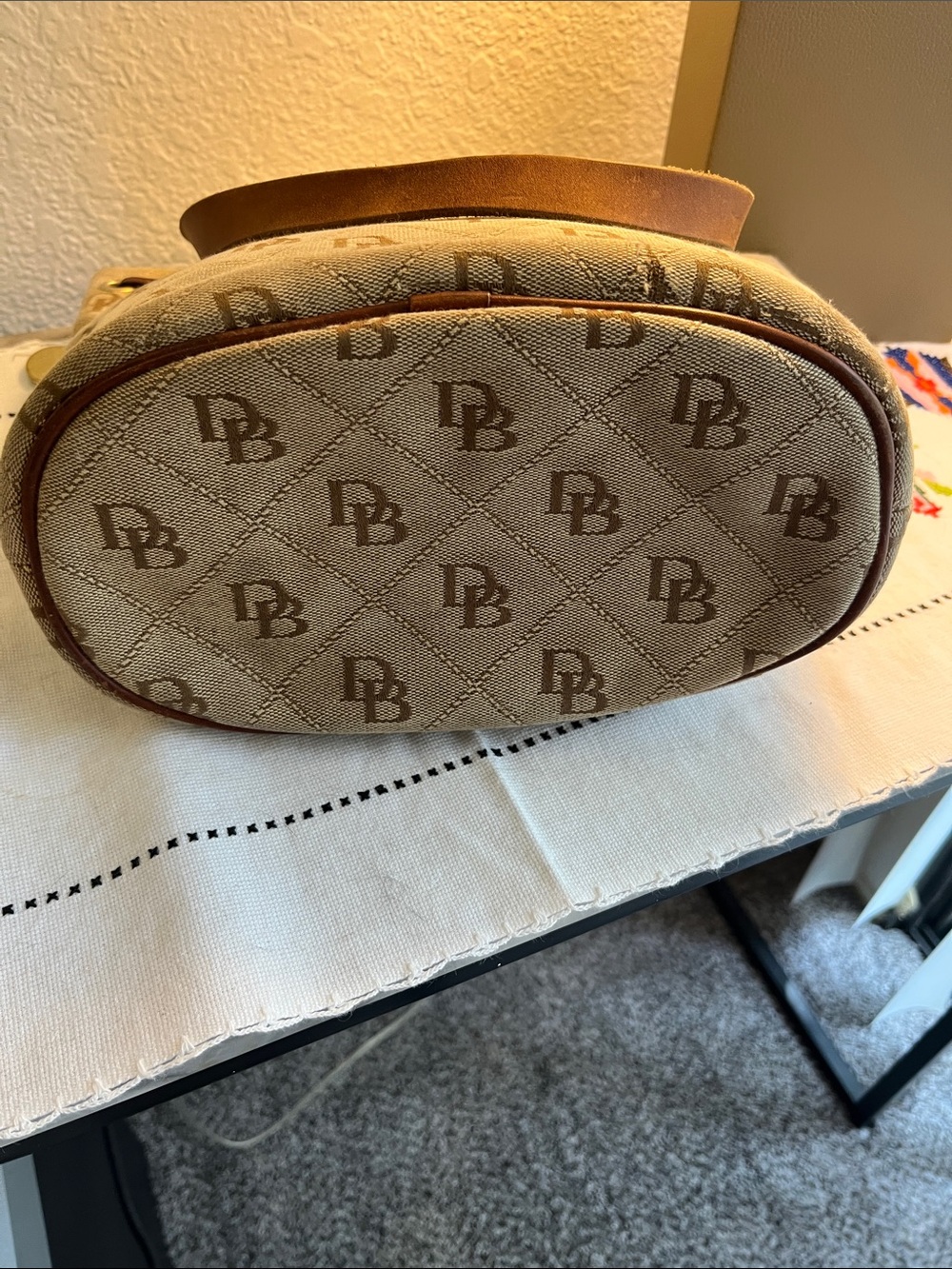 Dooney & Bourke Purse with magnetic snap closure! - Picture 3 of 6